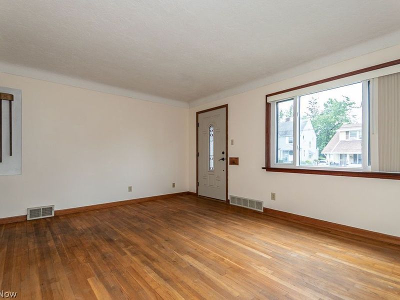 17721 Dillewood Road, Cleveland, OH 44119 Photo 15