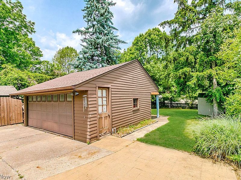 17721 Dillewood Road, Cleveland, OH 44119 Photo 6