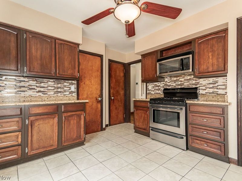 17721 Dillewood Road, Cleveland, OH 44119 Photo 9