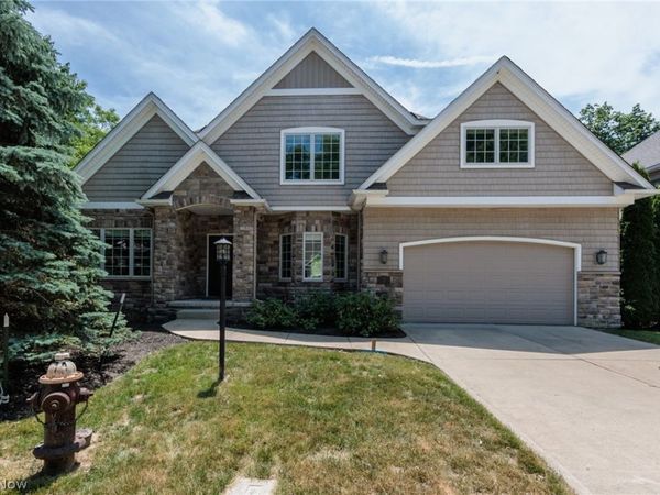 2 Creek Ridge , Rocky River, OH 44116