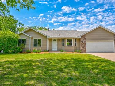 6878 Upper 28th Street N, Oakdale, MN 55128
