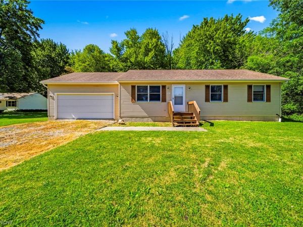 1682 Sugar Creek Creek , Rock Creek, OH 44084