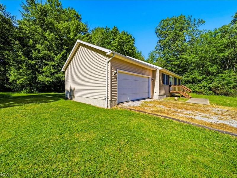 1682 Sugar Creek Creek, Rock Creek, OH 44084 Photo 4