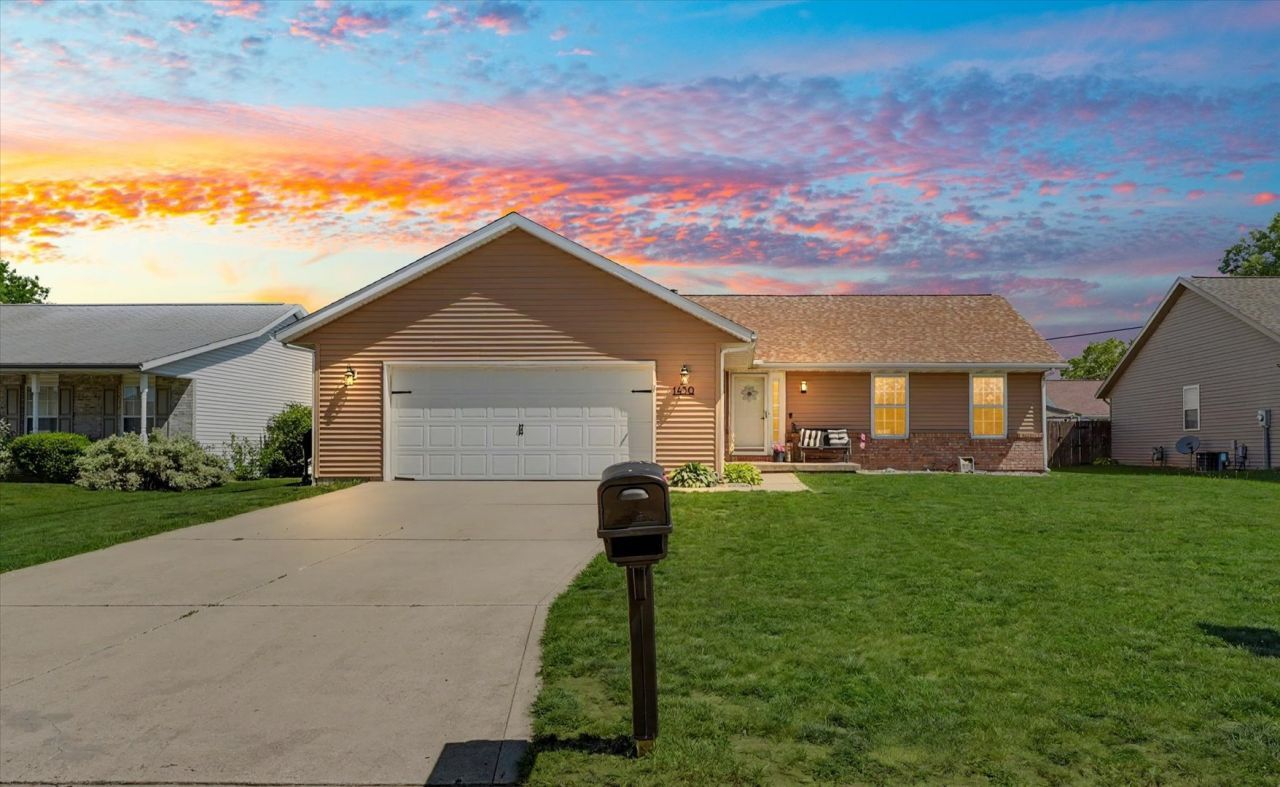 1430 Honeysuckle Lane , Farmer City, IL 61842
