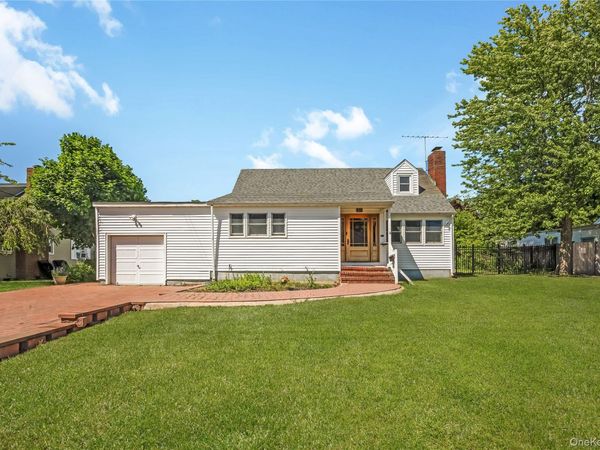 51 Bayside Avenue , Amityville, NY 11701