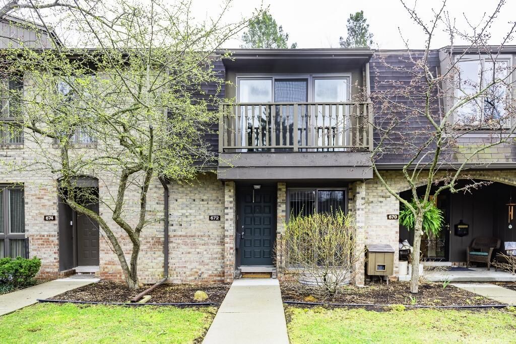 672 Greenhills Drive, Ann Arbor, MI 48105 Main Photo