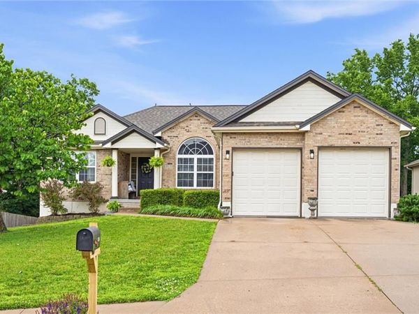 1305 SW Graystone Circle, Grain Valley, MO 64029