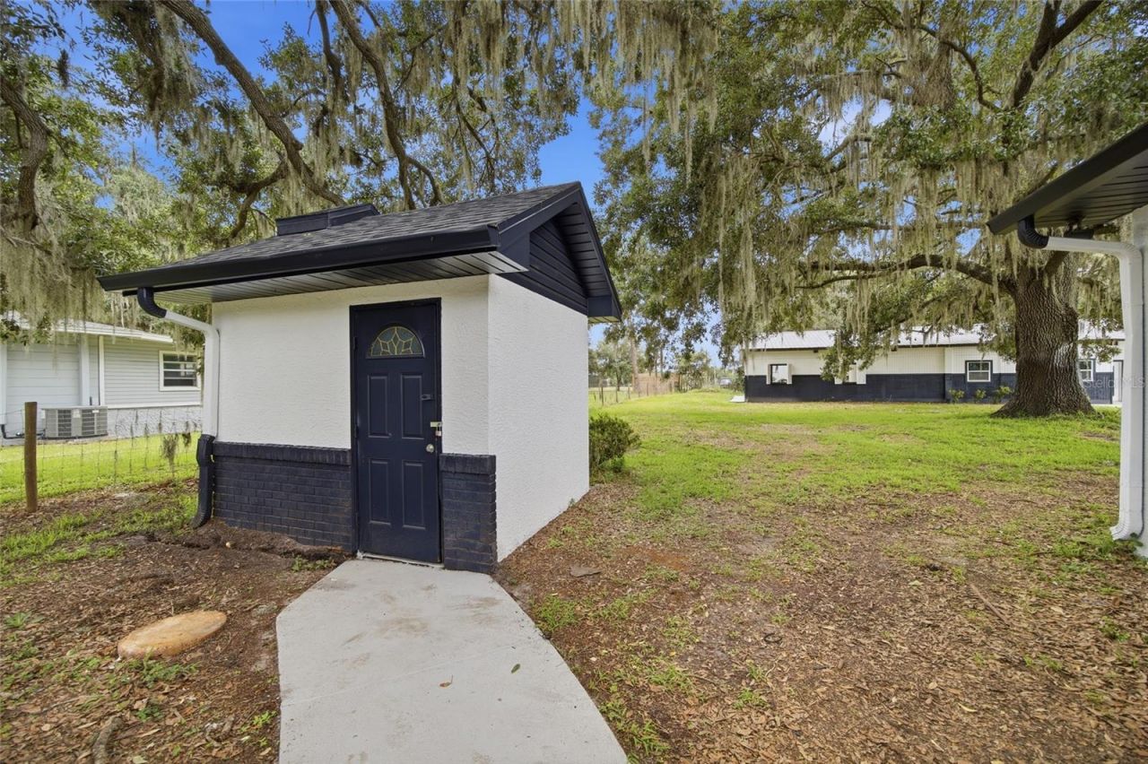 1205 E Knights Griffin Road , Plant City, FL 33565 Photo