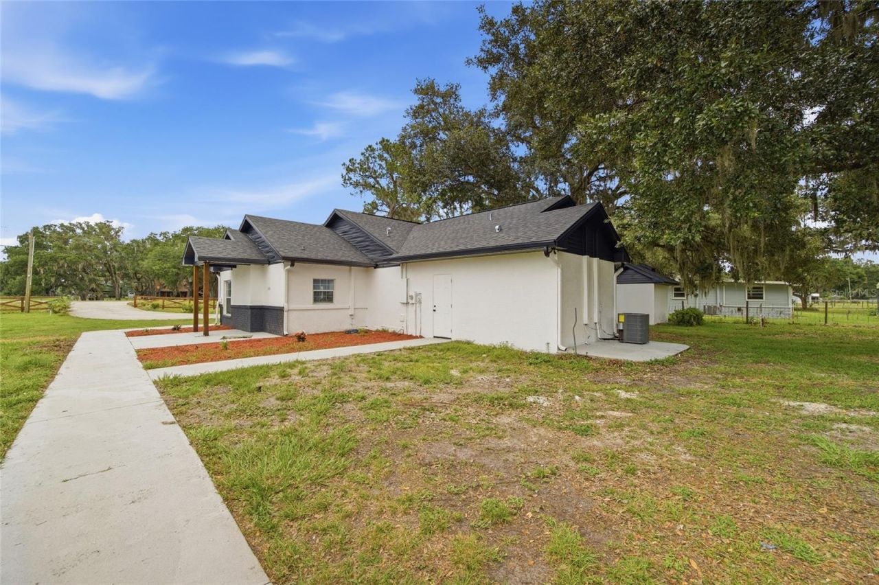 1205 E Knights Griffin Road , Plant City, FL 33565 Photo