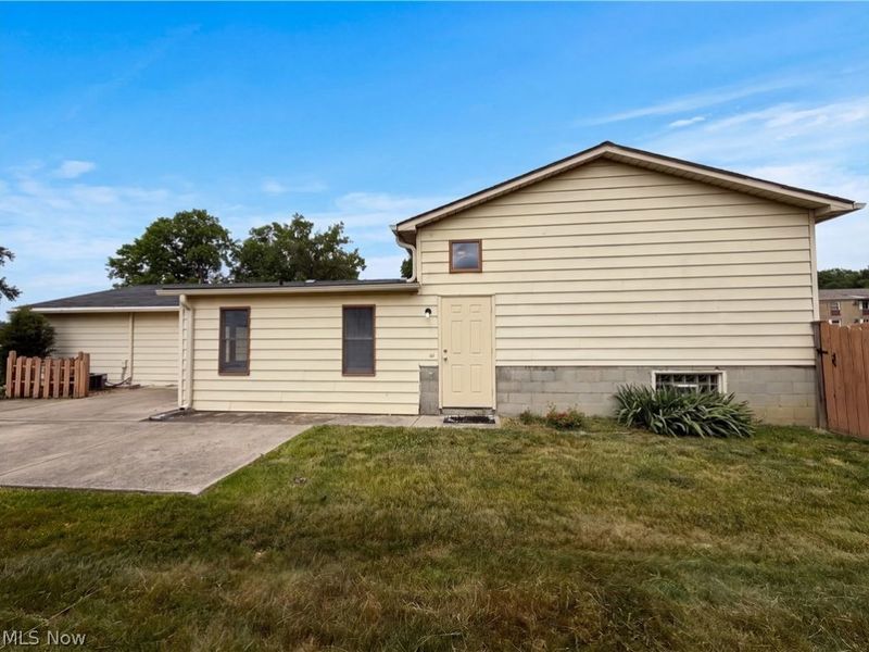 1015 Kingsway Drive , Lorain, OH 44052 Photo 5