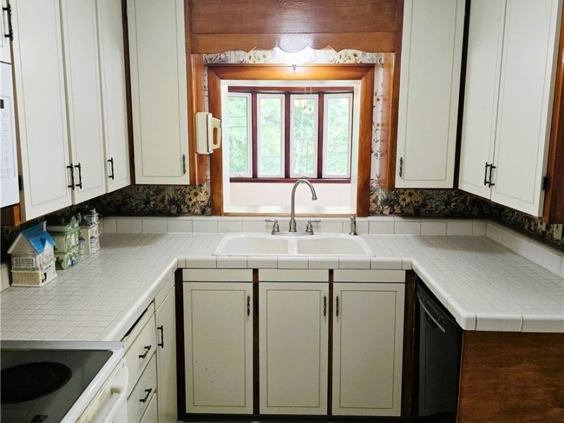 7667 S Eastland Road , Middleburg Heights, OH 44017 Photo 3