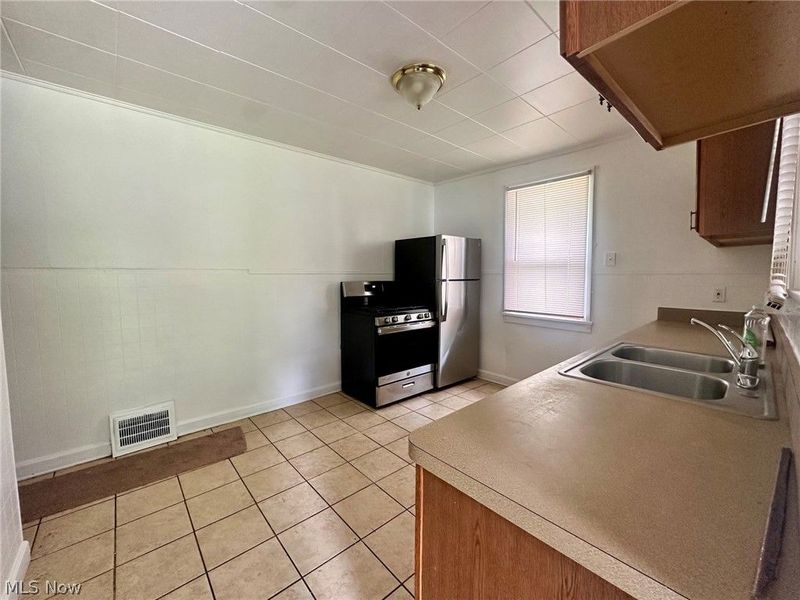 511 Woodland Avenue , Elyria, OH 44035 Photo 2