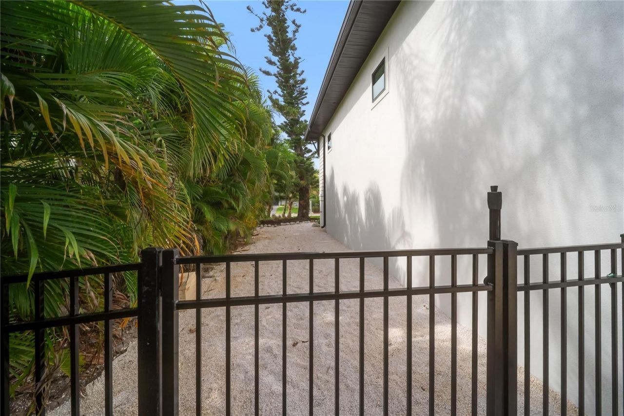 626 Buttonwood Drive, Longboat Key, FL 34228 Photo