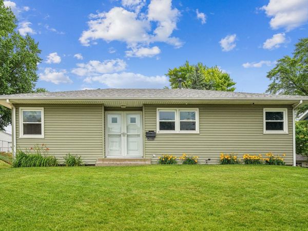 2833 Magnolia Drive , Bettendorf, IA 52722
