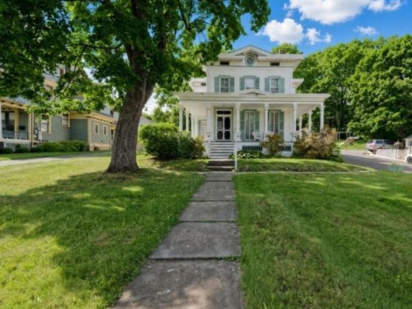 56 W Main St, Clinton, NJ 08809