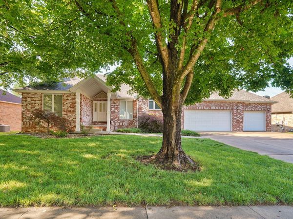 808 W Jackson Avenue , Nixa, MO 65714