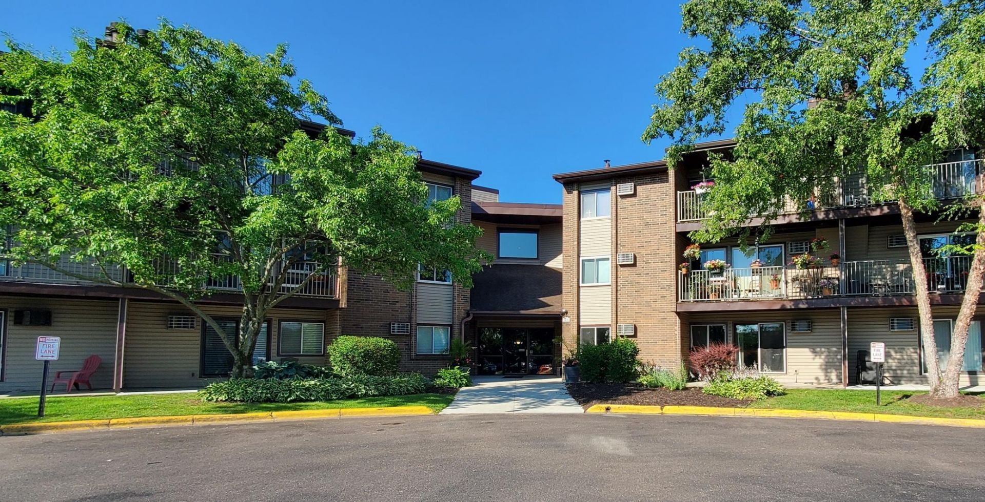 3420 Golfview Drive, Unit 121, Eagan, MN 55123 Main Photo
