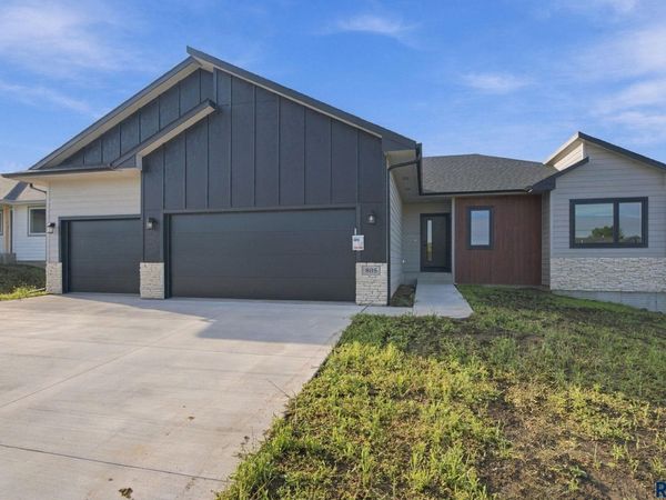 805 Sarah C Cir, Garretson, SD 57030