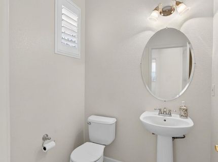 380 Lyman Cir, Sacramento, CA 95835 Photo