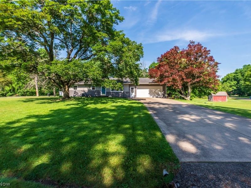 11255 Eleanor Avenue NE, Hartville, OH 44632 Photo 2