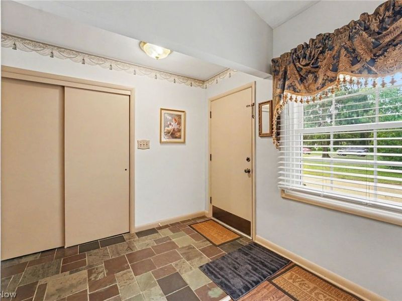 693 Woodbrook Road , Cuyahoga Falls, OH 44223 Photo 4