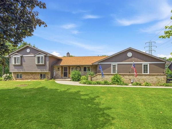 926 MILLBROOK DRIVE, Neenah, WI 54956