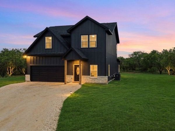 111 County Road 2660, Devine, TX 78016