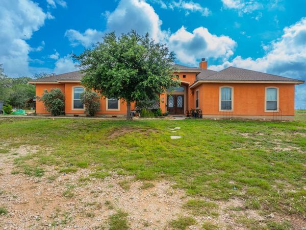810 MOCKINGBIRD LN, La Vernia, TX 78121