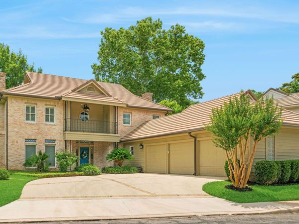 15 Granburg Cir, San Antonio, TX 78218