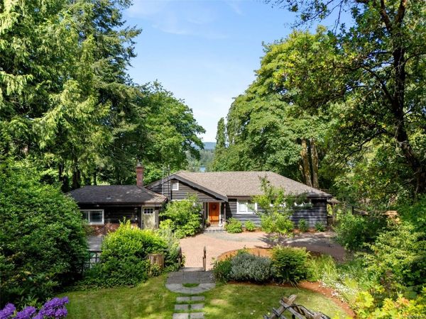 5168 Santa Clara Ave , Saanich, BC V8Y 1W4