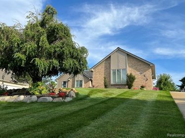9095 Rotondo Drive, Hartland Twp, MI 48855