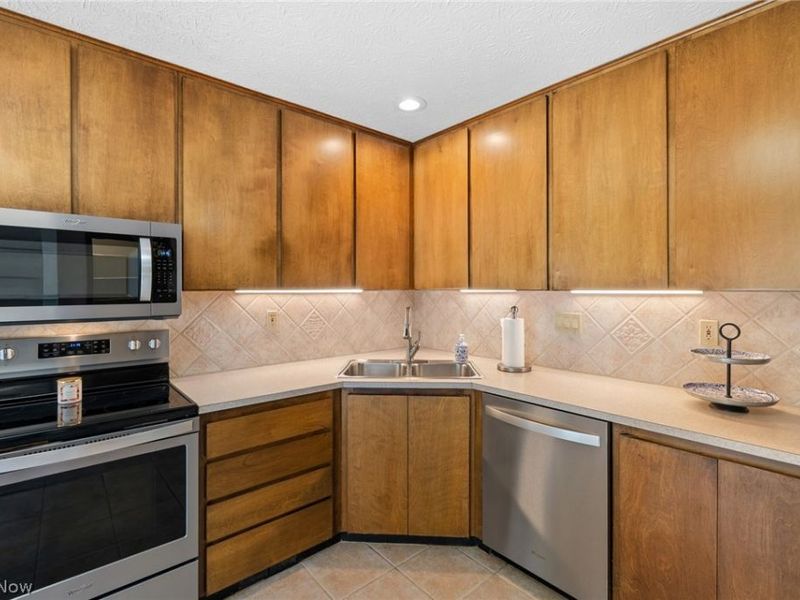 21454 Oak Bark Trail , Strongsville, OH 44149 Photo 16