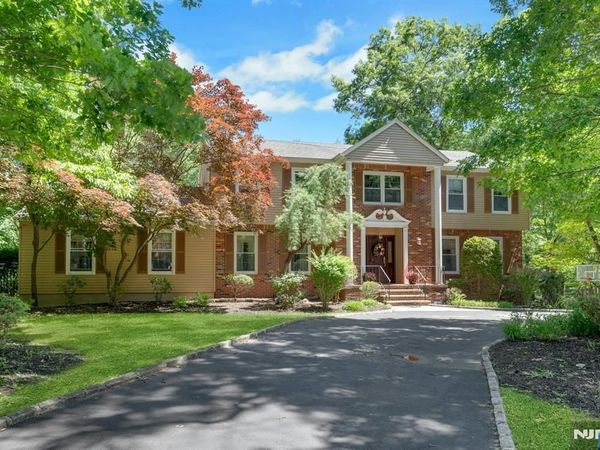 10 Moonshadow Court, Kinnelon Borough, NJ 07405