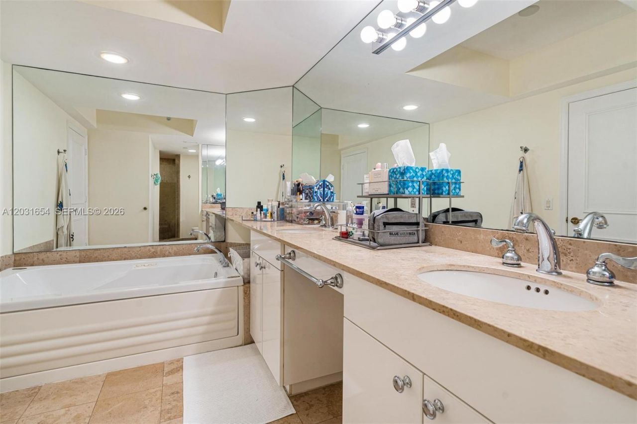 4779 Collins Ave , Unit 2305, Miami Beach, FL 33140 Photo