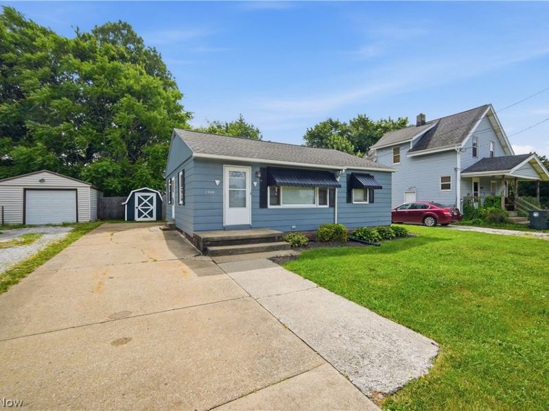 2806 Harmont Avenue NE, Canton, OH 44705 Photo 2