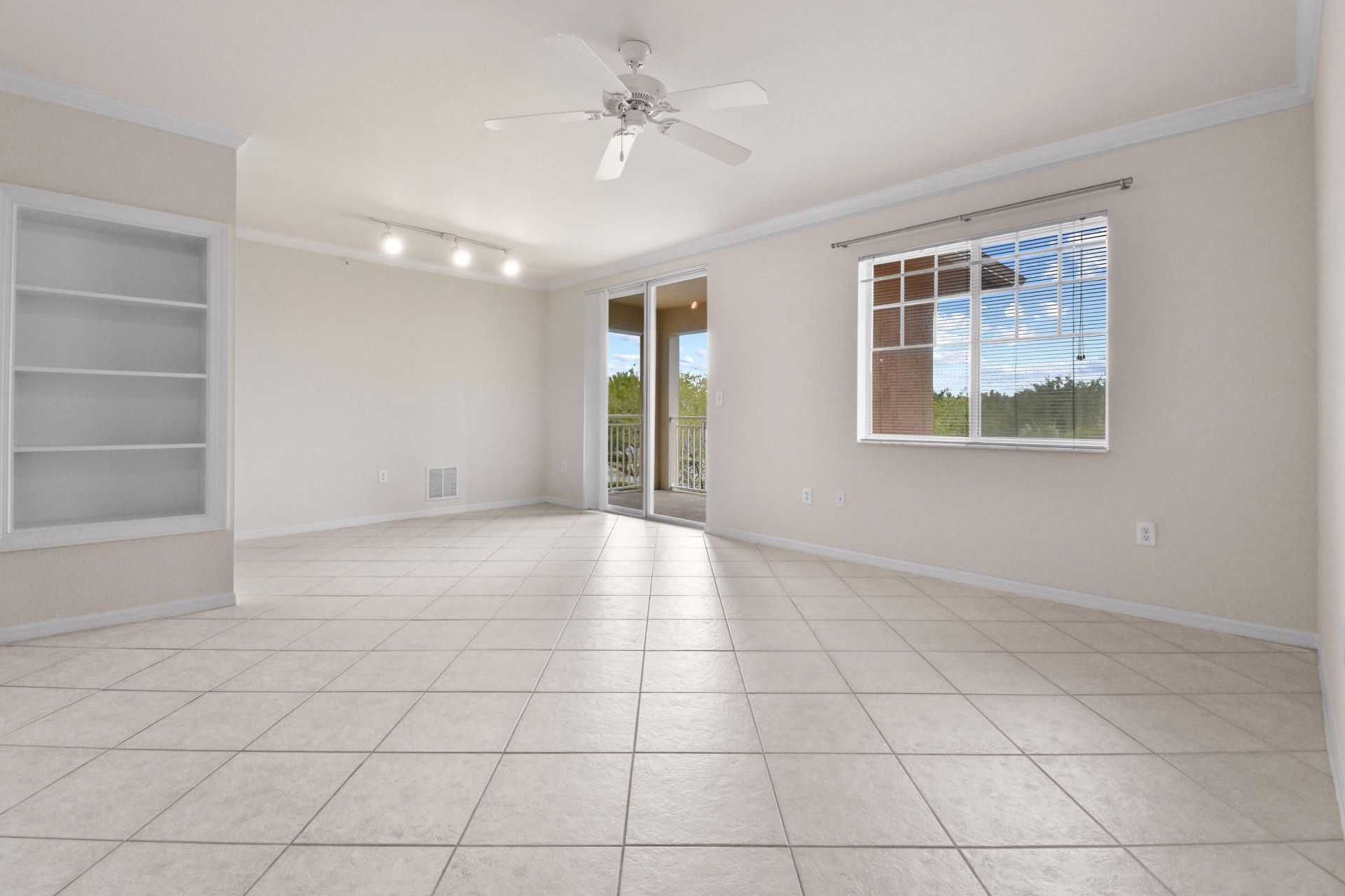 6556 Emerald Dunes Drive, Unit 302, West Palm Beach, FL 33411 Photo