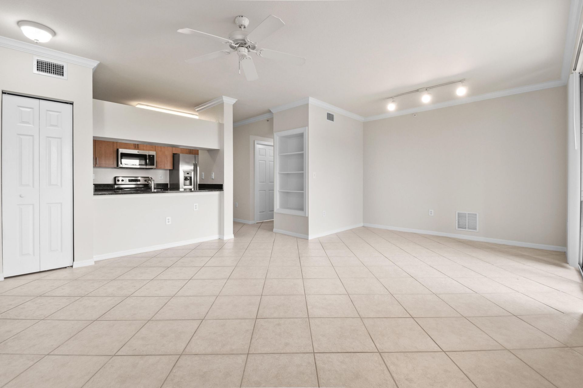 6556 Emerald Dunes Drive, Unit 302, West Palm Beach, FL 33411 Photo
