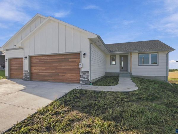 809 Sarah C Cir, Garretson, SD 57030