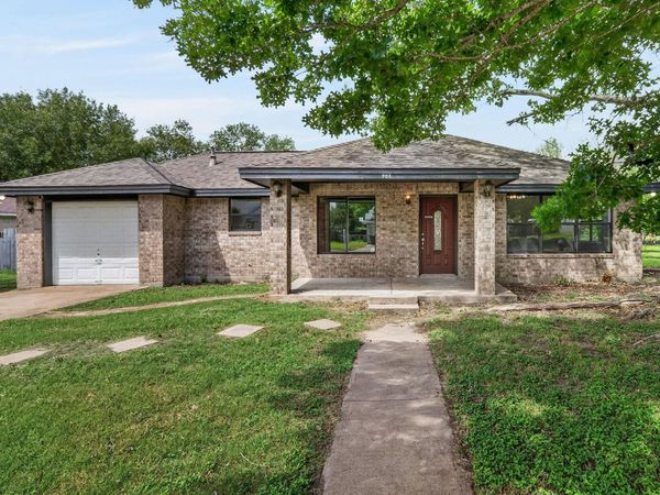 903 Travis ST, Lockhart, TX 78644