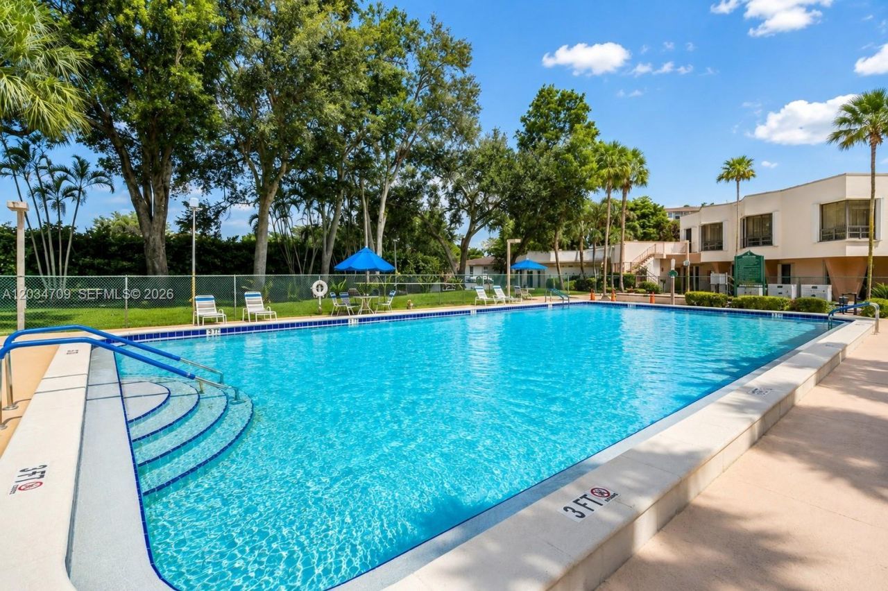 900 Saint Charles Pl, Unit L6, Pembroke Pines, FL 33026 Photo