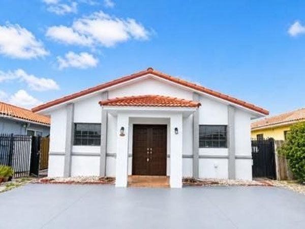 2485 W 70th Pl , Hialeah, FL 33016