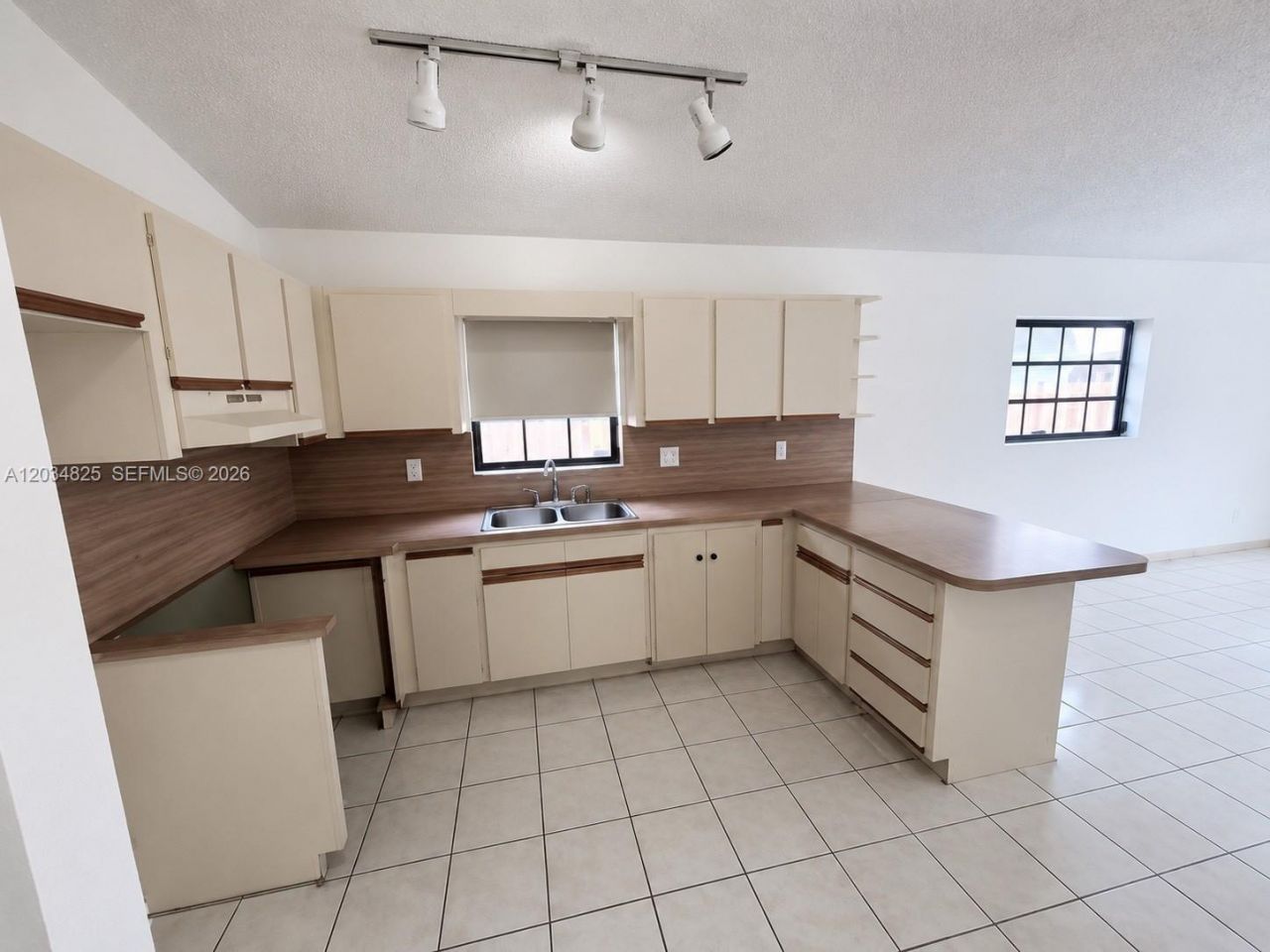 2485 W 70th Pl, Hialeah, FL 33016 Photo