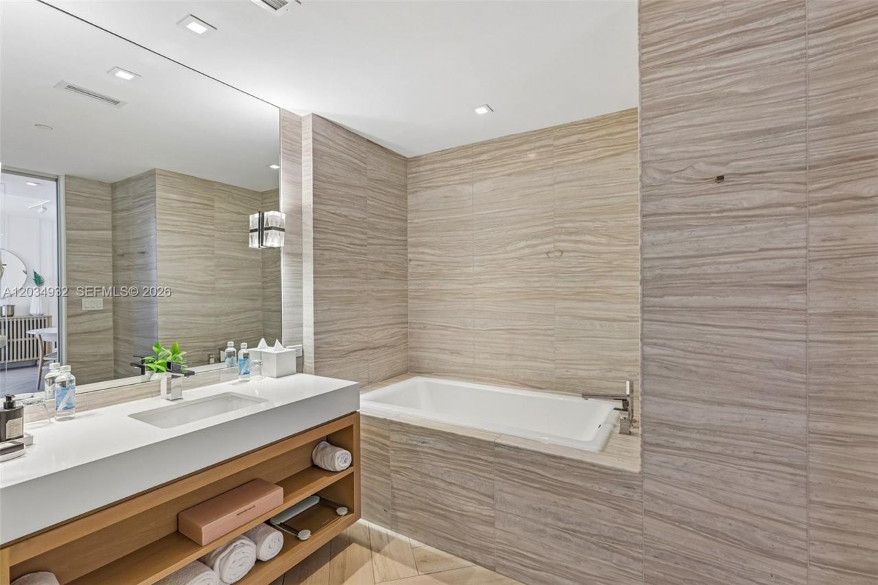 2201 Collins Ave , Unit 1019, Miami Beach, FL 33139 Photo