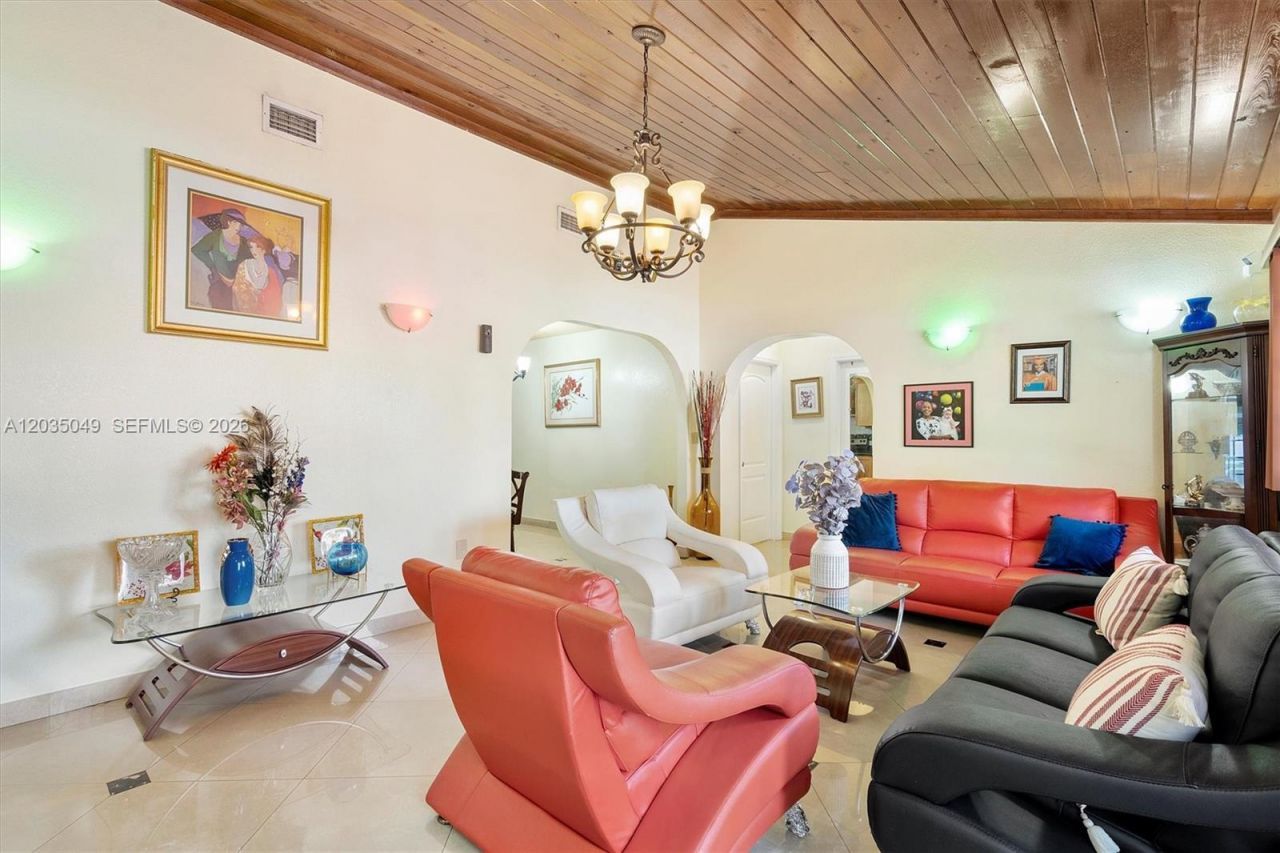 348 NE 118th St , Miami, FL 33161 Photo