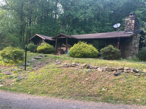7 Derry Run Ln, Lebanon, NJ 08826