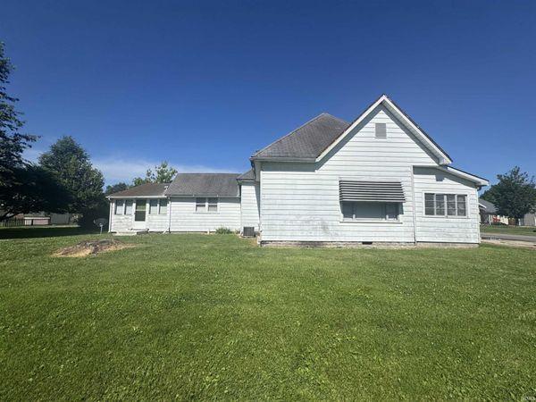 689 NE E Street, Linton, IN 47441