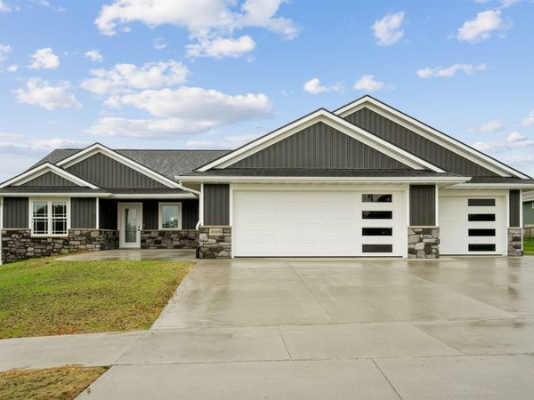 1006 Sage Oak Circle, Manchester, IA 52057