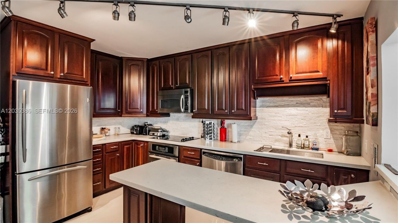 5750 Collins Ave , Unit 7A, Miami Beach, FL 33140 Photo