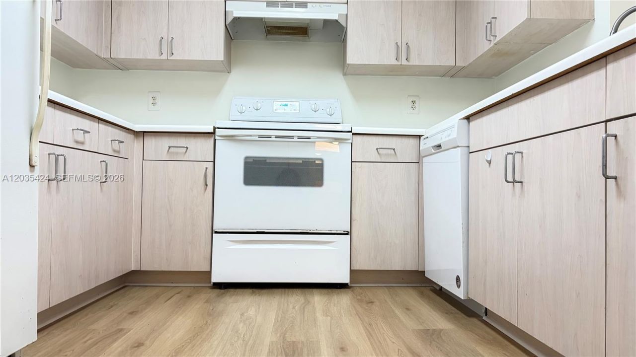 50 Menores Ave, Unit 807, Coral Gables, FL 33134 Photo