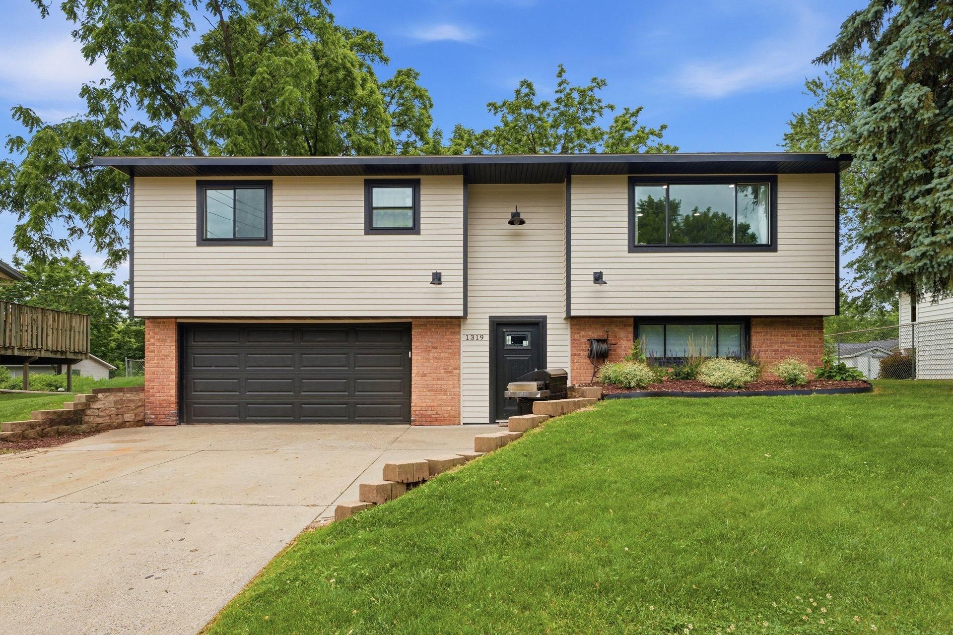 1319 15th Street W, Hastings, MN 55033